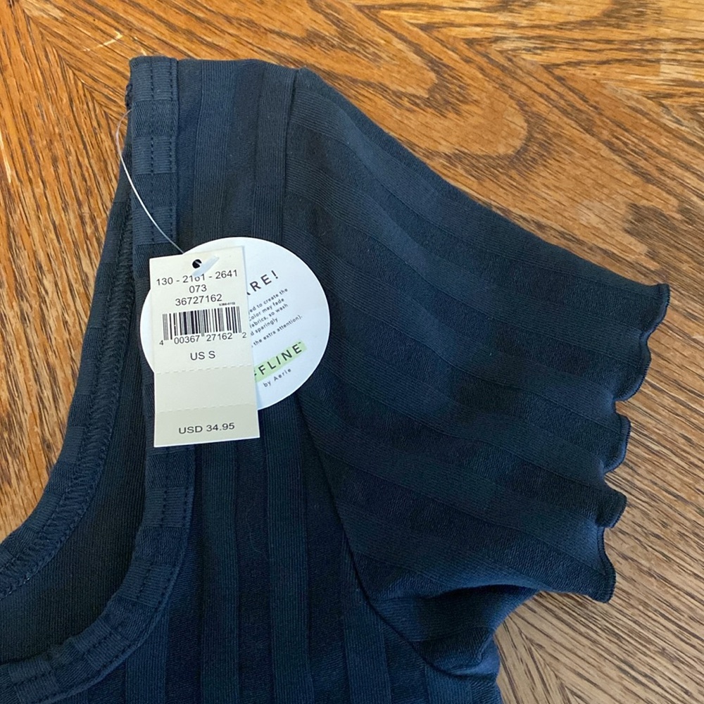 Aerie offline S NWT BLACK SCALLOPED EDGES WIDE RIBBED SQUARE NECK CROP T… - Picture 5 of 6
